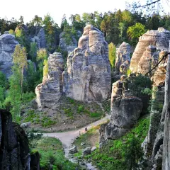 Wspaniałe skalne miasto w Czechach, z piaskowcowymi wieżami i zielenią, zachęca do wędrówki.