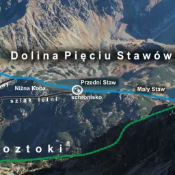 Widok na Dolinę Pięciu Stawów Polskich z zaznaczonymi szlakami. Widać jeziora: Przedni, Mały i Wielki Staw.