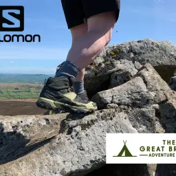 Buty Salomon X Ultra 5 Mid GTX na kamienistym szlaku, gotowe na przygodę.