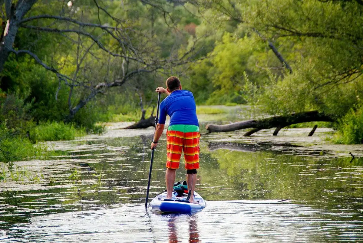 Pływanie na SUP-ie od zera. Sprzęt, technika i bezpieczeństwo